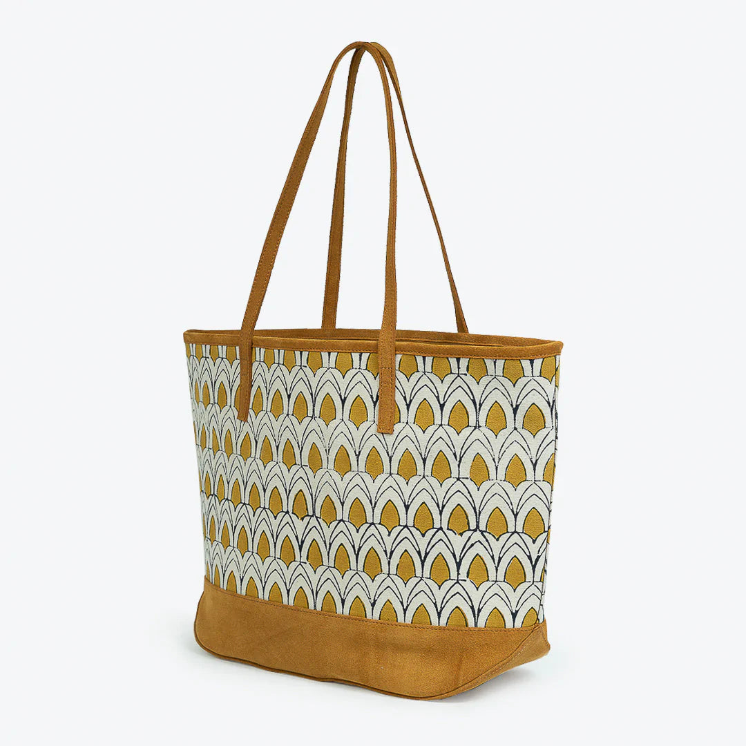 Agaja Tote bag